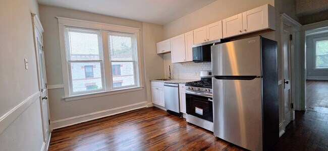 Building Photo - 901 N Leavitt St