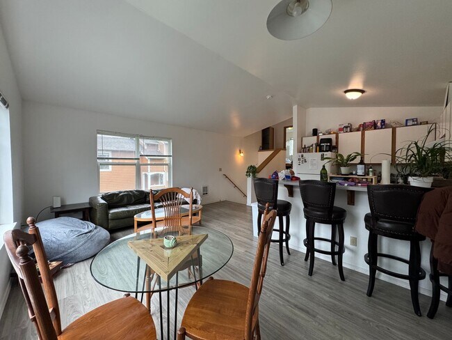 Building Photo - 4 Bedroom 2 Bathroom Duplex - Near WWU