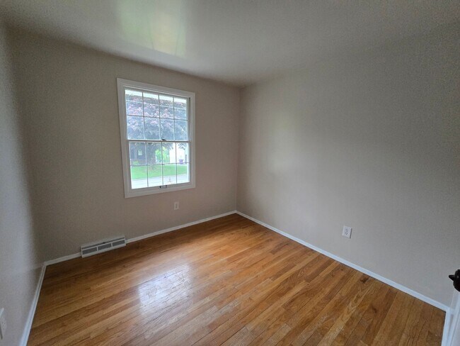 Building Photo - Beautiful 3 Bedroom Split Entry - Plum School District - AVAILABLE NOW