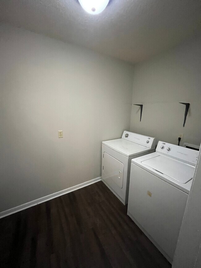 Building Photo - 704 E Grady St