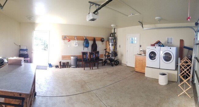 Building Photo - Immaculate 5 Bedroom 3 bath home with beautiful hill views!