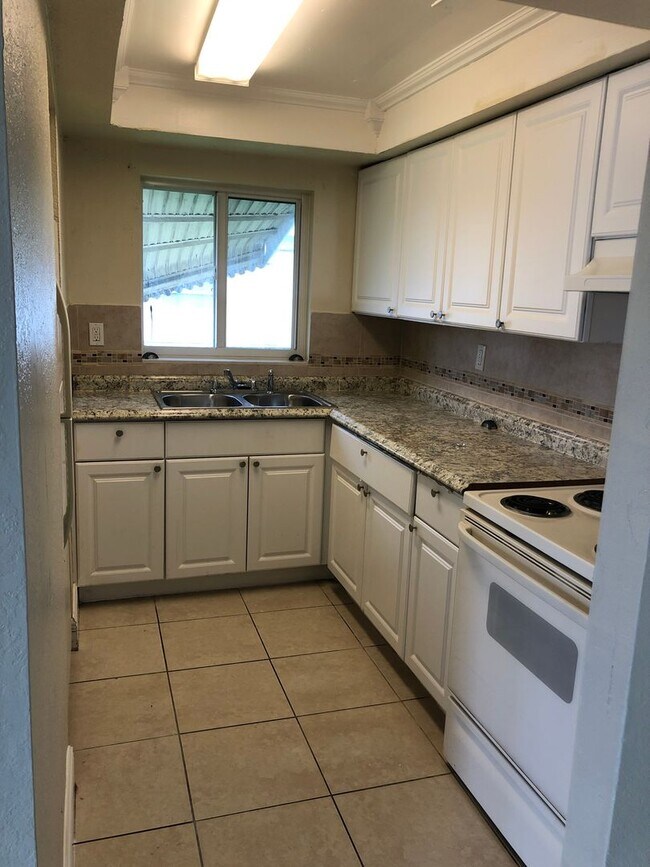 Building Photo - Large 3-2 with impact windows