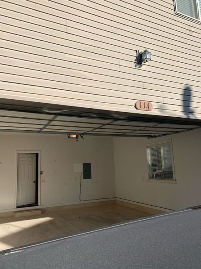 Building Photo - 3 Bed 2.5 Bath ROCK CREEK TOWNHOME in Rexb...