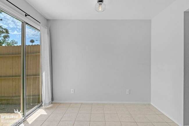Building Photo - Bright 2Bdm 2.5Ba Townhome at Villa de Paz!