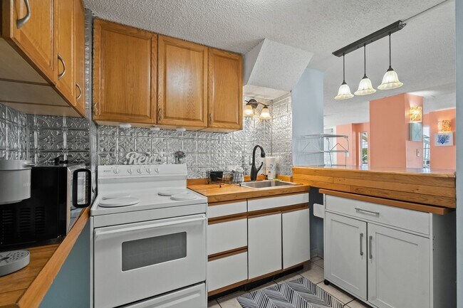 Building Photo - 17 S Willow Dr