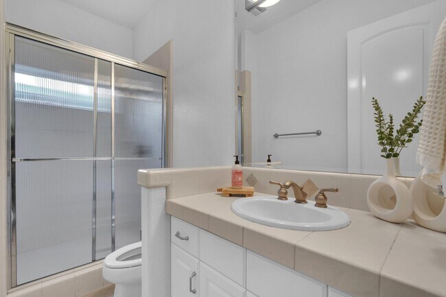 Building Photo - 1103 E Newhall Dr