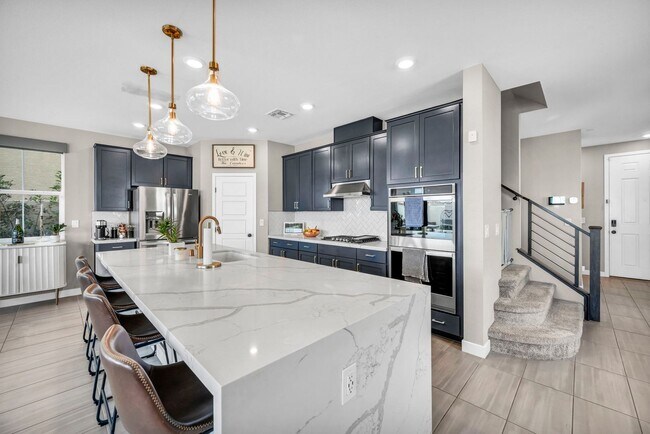 Building Photo - Spacious 5-Bedroom Home with Loft, Pool & Mountain Views
