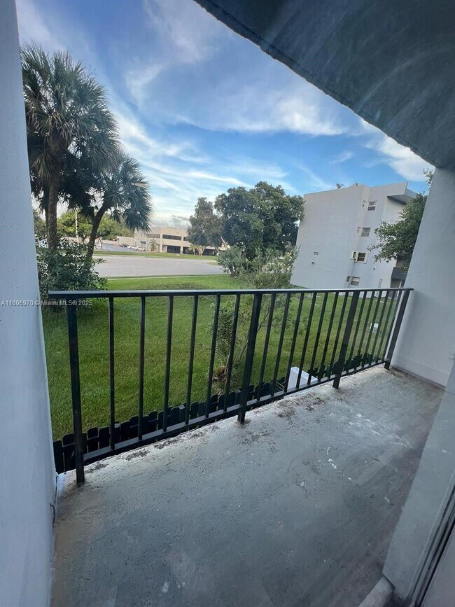 Building Photo - 310 Fontainebleau Blvd