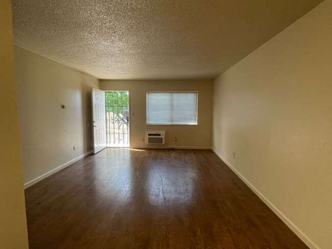 Building Photo - Great 1 bedroom 1 bath in Oakdale