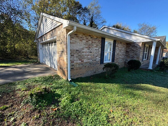 Primary Photo - 3 Bedroom, 2 Bathroom- House in Silver Creek!