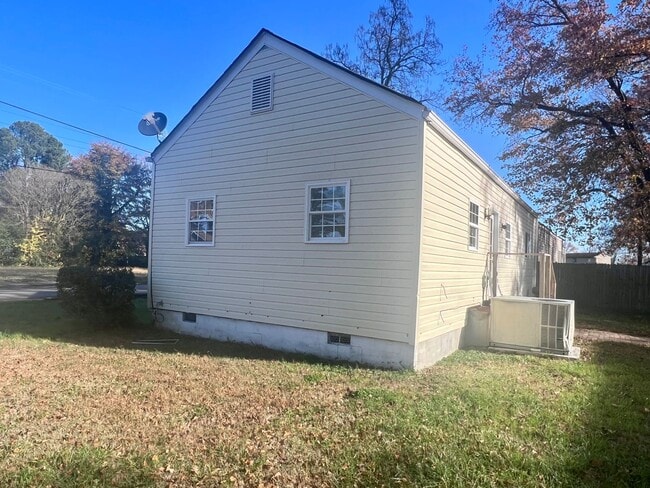 Building Photo - CHESAPEAKE - CUTE RENOVATED 3 BEDROOM COTTAGE