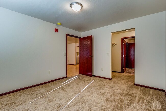 Building Photo - Lakeland Court 206