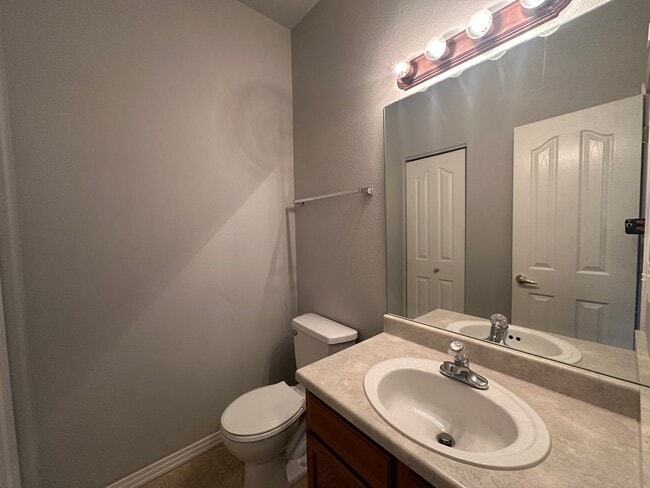 Building Photo - Beautiful 3/3/2 West Side Townhome with Views Available Now!!!