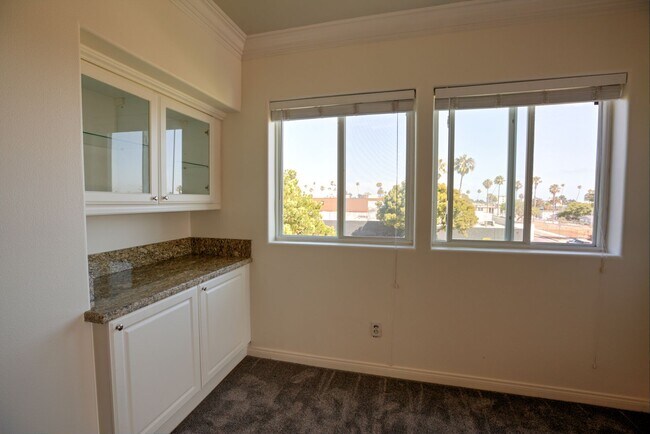 Building Photo - Gorgeous 3rd floor Corner Unit 3Bed/2Bath in Oceanside