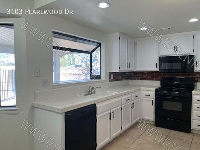 Building Photo - 3103 Pearlwood Dr