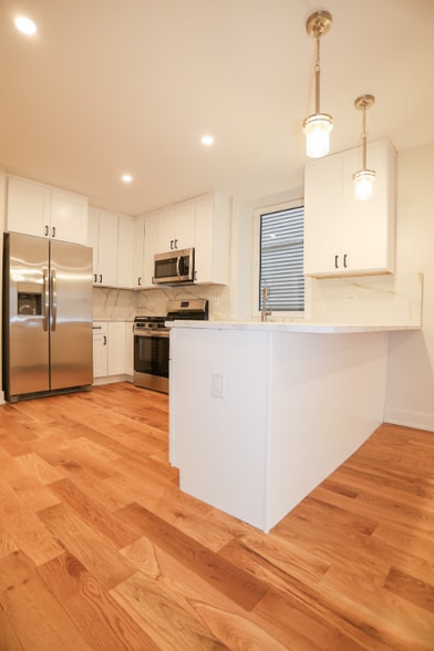 Building Photo - 2308 W Foster Ave