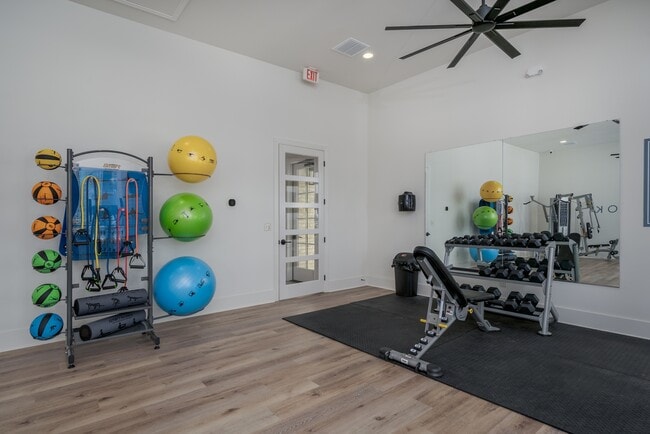 Building Photo - 984 Stonebrook Ln