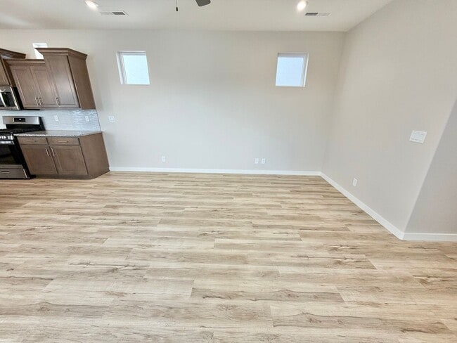 Building Photo - Beautiful 3 Bedroom Home In Desert Color!