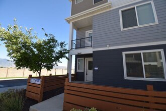 Building Photo - 4 Bed 3.5 Bath Sunny and Spacious South Jordan Corner-Lot Home with Views!