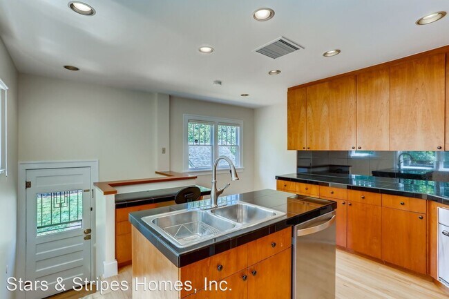 Building Photo - 3 br, 2 bath House - 1121 S. Downing Street