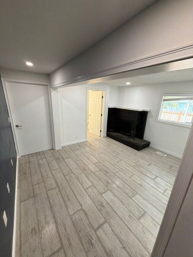 Building Photo - 1085 Saville Ave