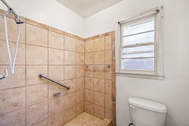 Building Photo - Cozy Home w/ Large Backyard, Minutes from TTU