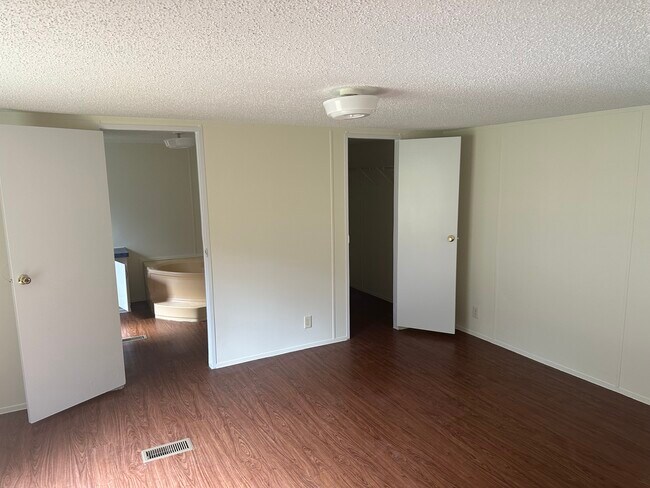 Building Photo - 153 Baywood Trail