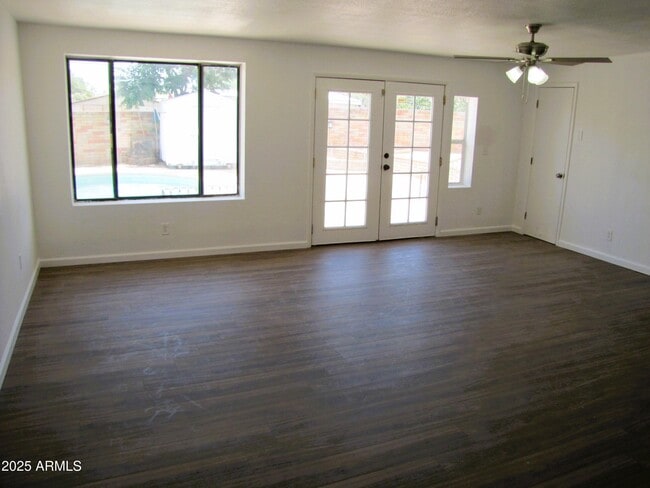 Building Photo - 947 S Cardinal Ave