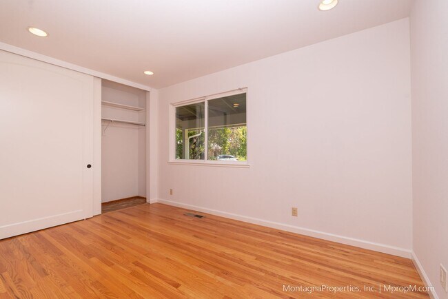 Building Photo - Beautiful, meticulously updated and  maint...