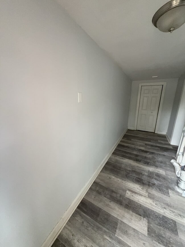 Building Photo - 2 Bedroom 1 Bathroom