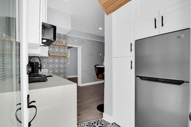 Building Photo - Modern, Stylish 1-Bed, 1-Bath Apartment - Electric, Water, Grounds Care, and Pest Control all Inc...