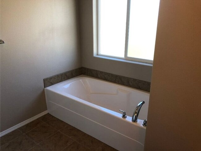 Building Photo - 2350 NW Hazelwood Ave