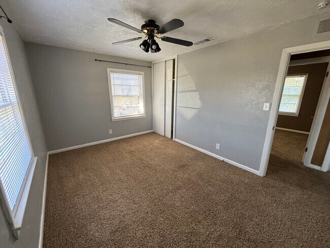 Building Photo - 303 N Western St