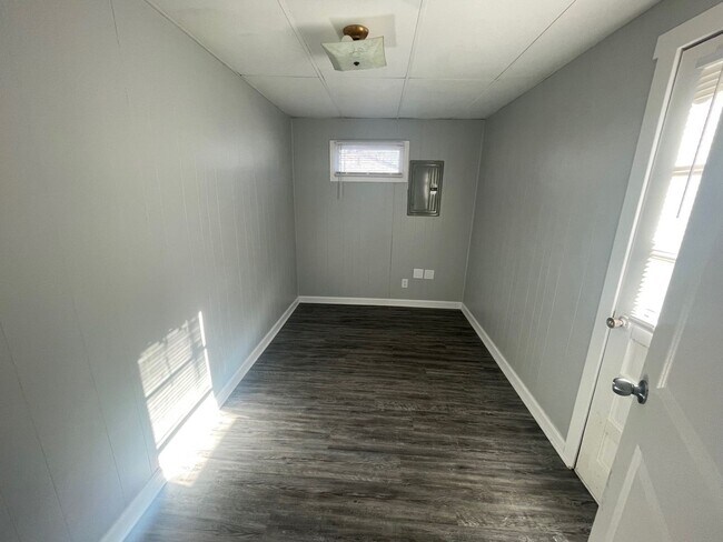 Building Photo - Updated 2 Bedroom House W/ Fenced Yard and...