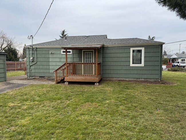 Building Photo - Updated 2 bedroom 1 bathroom house in Springfield!