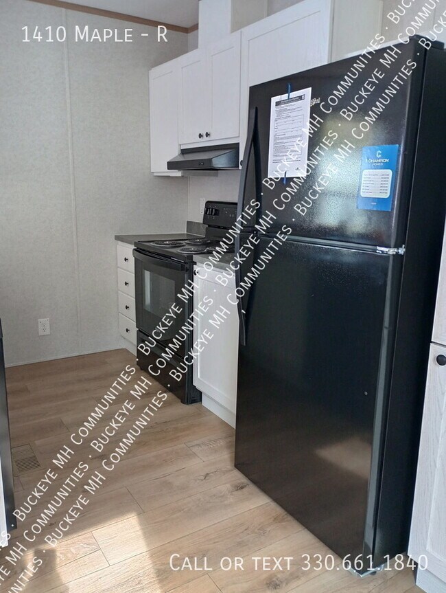 Building Photo - 1410 Maple-R