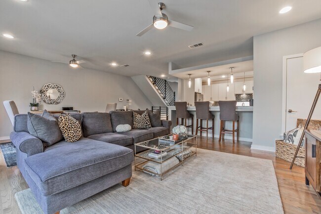 Building Photo - Stylish 2BR/2.5BA Townhome in Prime East Dallas – Attached Garage, Unbeatable Location