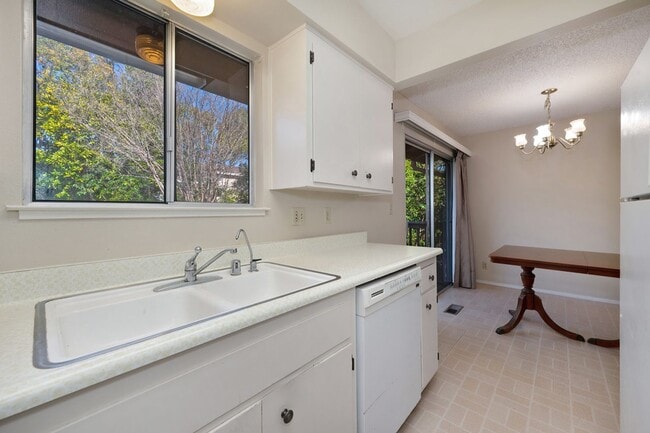 Building Photo - Prime location