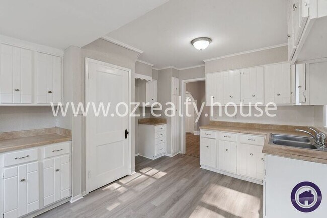 Building Photo - 1735 Roosevelt Cir
