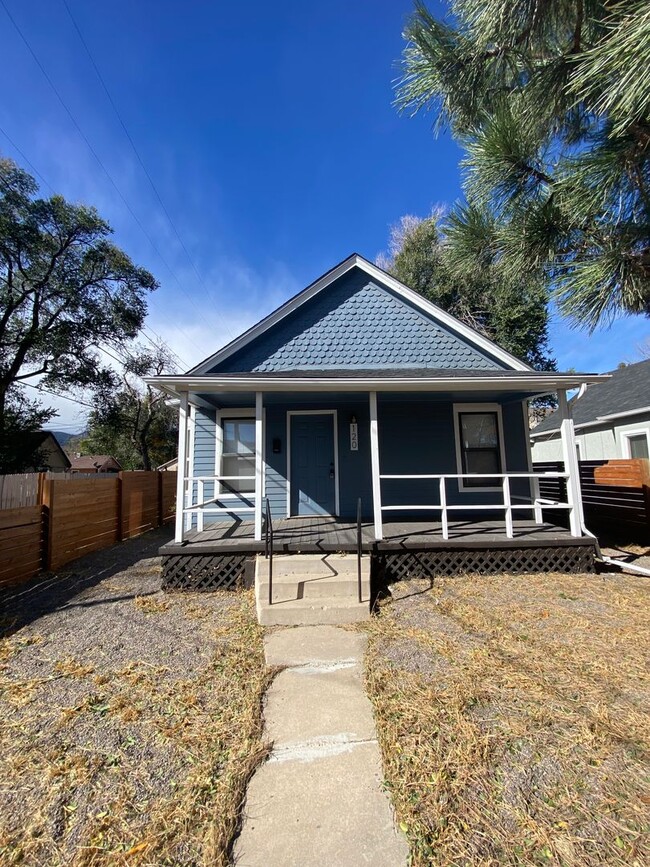 Building Photo - Adorable yet Modern 2 Bedroom - 1 Bath Sin...