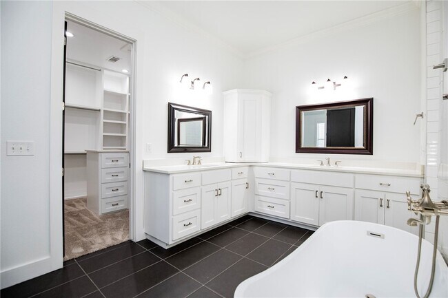 Building Photo - 3 S Castle Oaks Ct