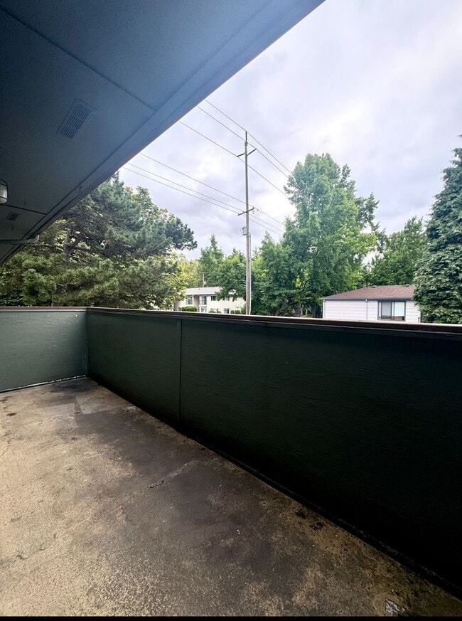 Building Photo - Vintage Irvington Top Floor 2 Bed with a l...