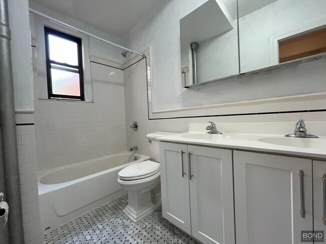 Building Photo - 115 E 92nd St