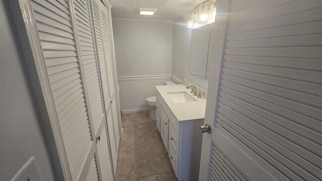 Building Photo - 2 Bedroom 2 Bathroom Townhome