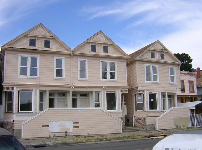 Building Photo - 524 York St
