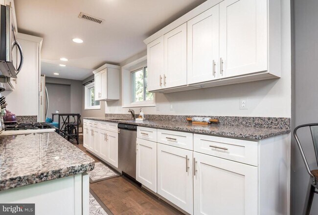 Building Photo - 8601 Cromwell Dr