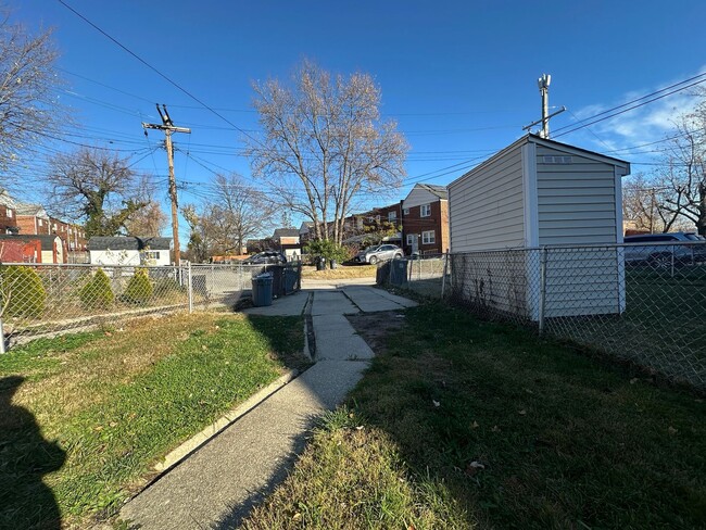 Building Photo - Three-Bedroom House in Parkvillle