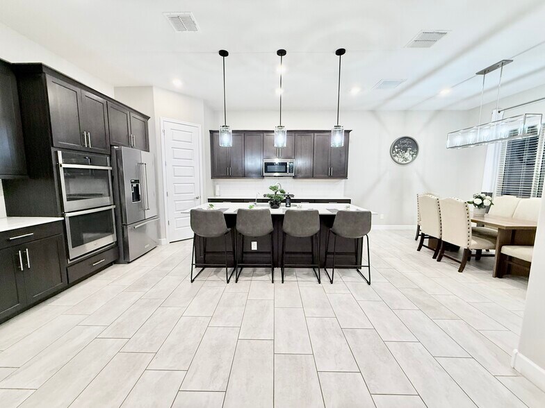 Building Photo - 2506 E Pleasant Ln