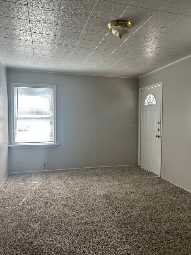 Building Photo - Cozy Country Club Home