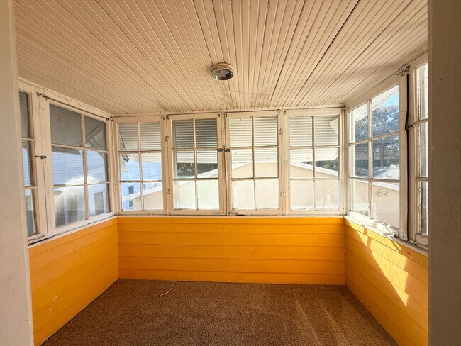 Building Photo - 1435 1/2 15th St N. - 1435 1/2 15th St N